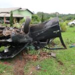 Carro capota e quase atinge casa no alto da serra de São Pedro (SP)
