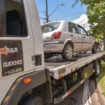 Mulher perde controle de veículo e colide contra árvore, em Piracicaba