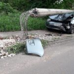 Carro derruba poste neste domingo (15), em Piracicaba (SP)