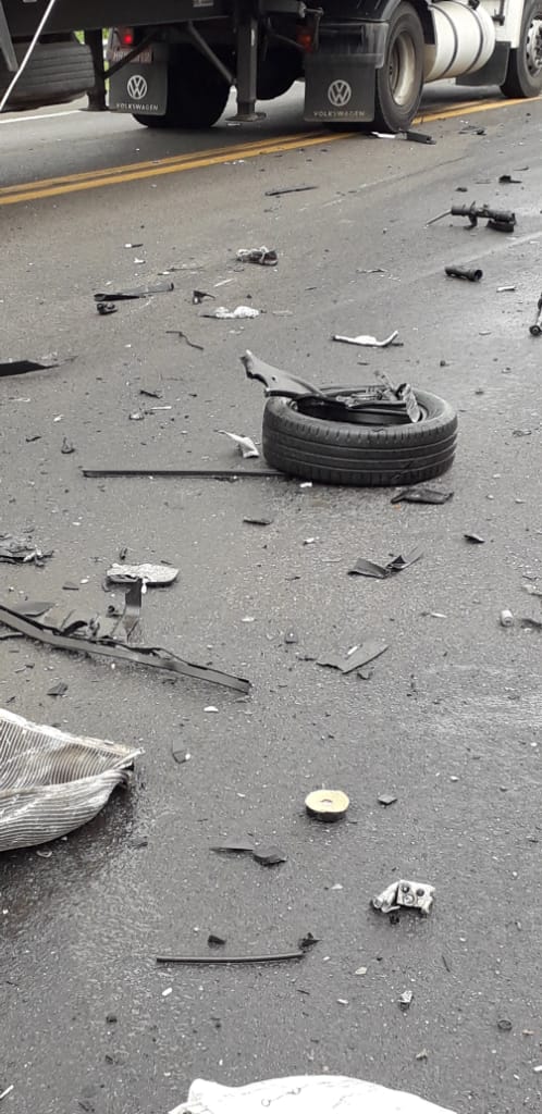 Motorista tenta matar a própria família colidindo veículo sobre caminhão em rodovia