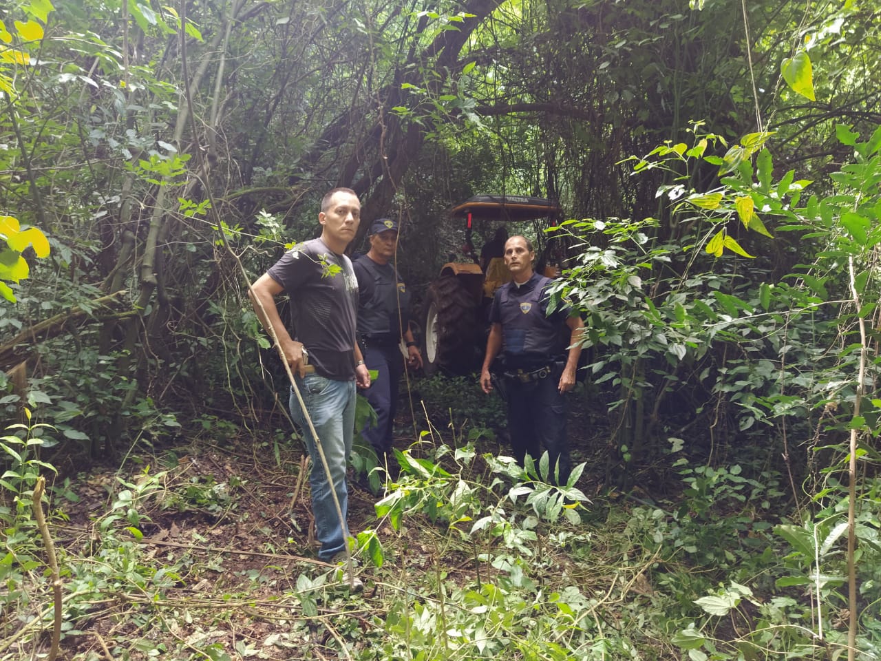 Guarda Civil de Piracicaba recupera tratores furtados e escondidos em mata