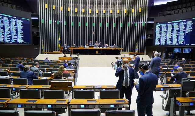 Câmara dos Deputados aprova auxílio de R$ 600 por mês para trabalhador informal Câmara dos Deputados aprova auxílio de R$ 600 por mês para trabalhador informal