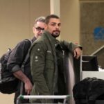 Cauã Reymond dá show de antipatia e ignora fãs em corredor da Globo