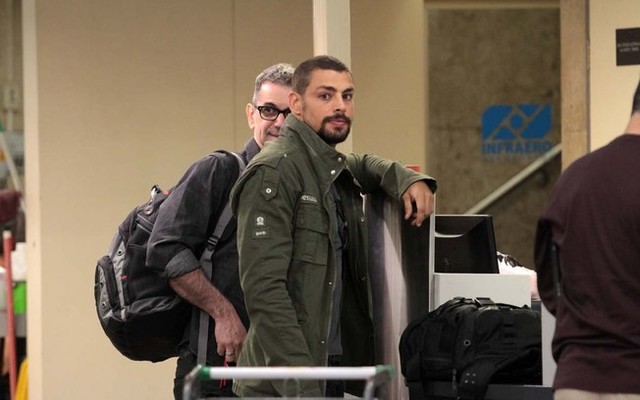 Cauã Reymond dá show de antipatia em corredor da Globo (Foto: Reprodução)