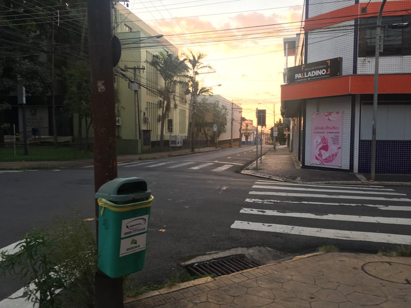 Centro de Piracicaba vazio. Esquina das ruas Alferes José Caetano e Prudente de Moraes. Foto: Rafael Fioravanti / Jornal PIRANOT