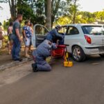 Jovem de 26 anos perde controle de veículo e colide contra poste, em Piracicaba
