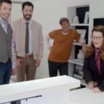 Brad Pitt se junta aos Irmãos à Obra e se emociona ao reformar casa de maquiadora