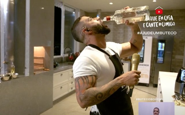 Gusttavo Lima acabou bebendo demais durante show