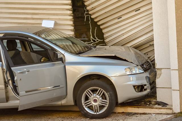 Após acidente de trânsito, veículo quase invade estabelecimento em Piracicaba Após acidente de trânsito, veículo quase invade estabelecimento em Piracicaba