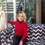 Ana Maria mostra Nossa Senhora gigante que tem em casa e agradece por cura do câncer