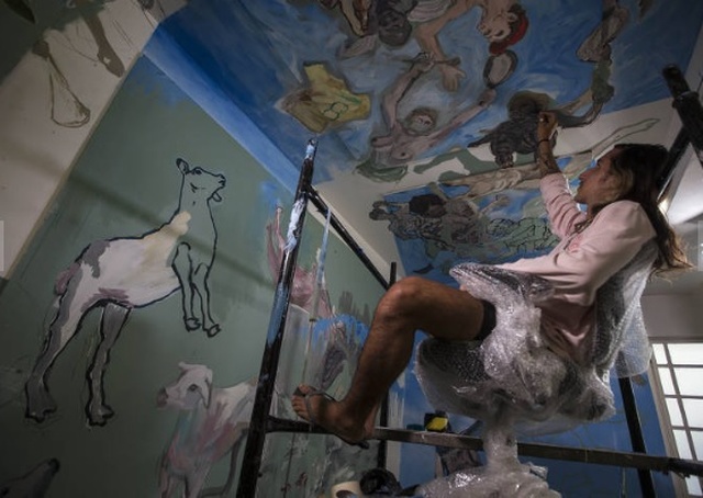 Artista pinta cenas do fim do mundo isolado em galeria por causa do coronavírus