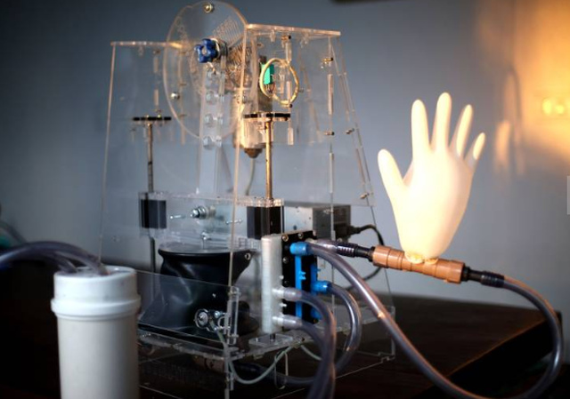 Brasileiro cria ventilador pulmonar usando pneu e limpador de para-brisa