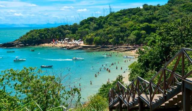 Búzios adota toque de recolher e impede entrada e saída da cidade à noite