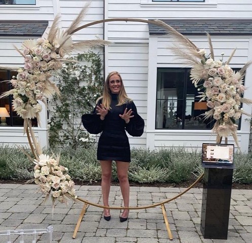 Adele comemora 32 anos e reaparece mais magra após 4 meses longe das redes sociais