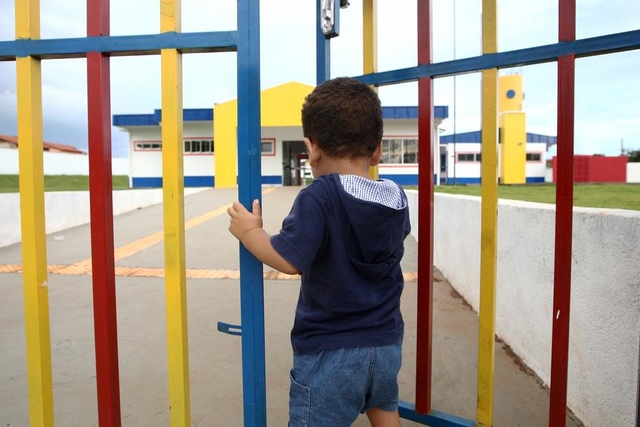 Pandemia leva pais a tirarem filhos de escolas de ensino infantil e põe setor em risco