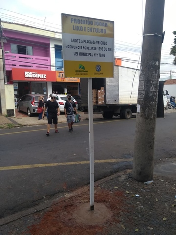 Sedema flagra descarte irregular de lixo na Praça Takaki, em Piracicaba