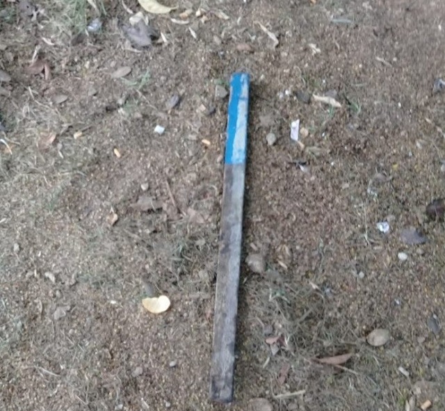 foi amarrado e torturado com um pedaço de madeira