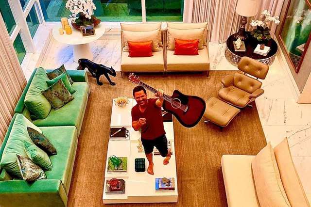 Eduardo Costa coloca mansão à venda 