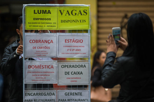 Pandemia destruiu um recorde de 4,9 milhões de postos de trabalho até abril