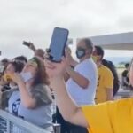 Repórter da CNN é interrompida ao vivo por apoiador de Bolsonaro em frente ao Alvorada