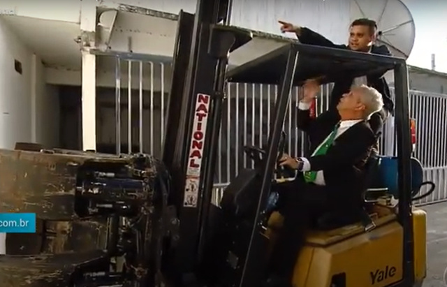 Sikêra Jr. chega em empilhadeira na volta ao Alerta Nacional após contrair Covid-19