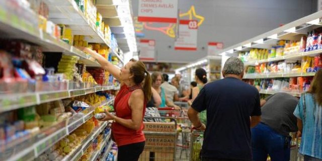 Consumo das famílias, carro-chefe da economia, tem maior queda da história