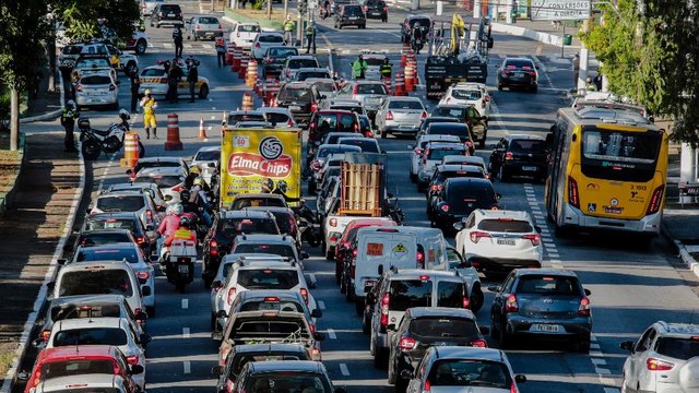 Paulistano enfrenta congestionamento em pontos de bloqueio de cruzamentos