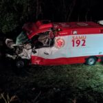 Homem de 55 anos morre após viatura do SAMU se envolver em grave acidente