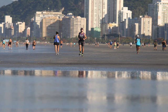 Santos libera banho de mar com distância de 1,5 metro entre banhistas