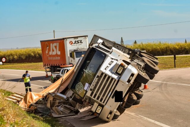 Caminhão carregado com 30 toneladas de pisos e revestimentos tomba em Piracicaba