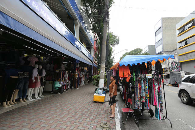 Shoppings populares e galerias no centro de SP descumprem regras para reabertura