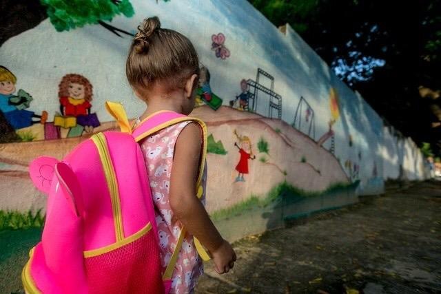 Uma foto de criança a caminho da escola, em Piracicaba