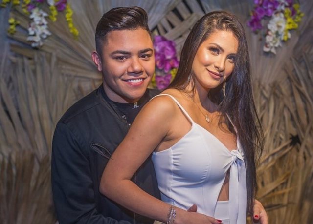 Mãe do filho de Felipe Araújo deve pedir indenização por danos morais ao cantor