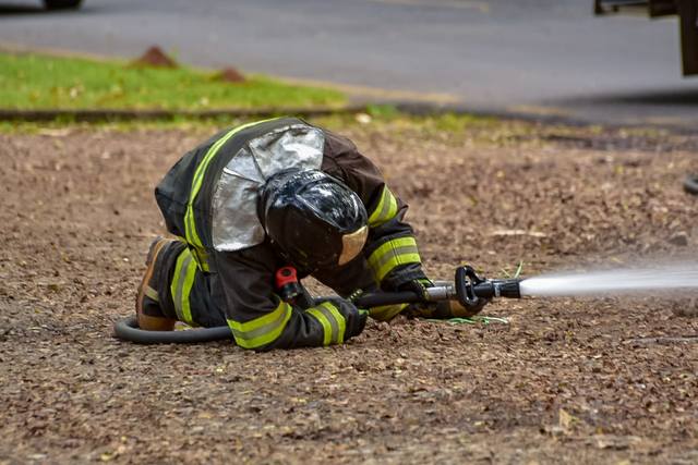 Em Piracicaba, carro pega fogo e bombeiros são acionados para prestar socorro
