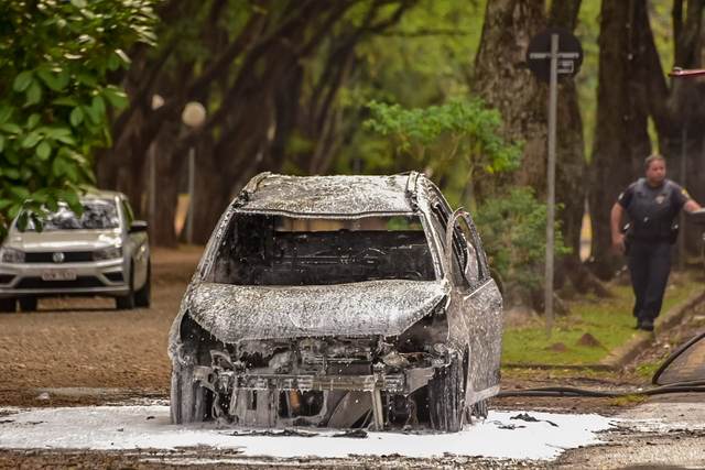 Em Piracicaba, carro pega fogo e bombeiros são acionados para prestar socorro