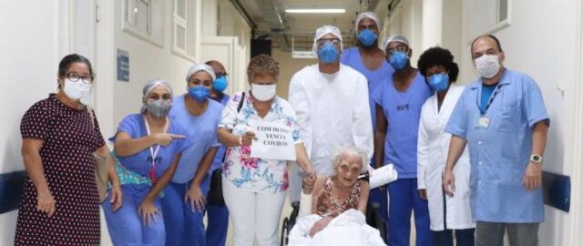 Mulher de cem anos que contraiu coronavírus deixa hospital no Rio