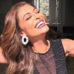 Com decotão generoso, Juliana Paes esbanja sensualidade e rouba a cena