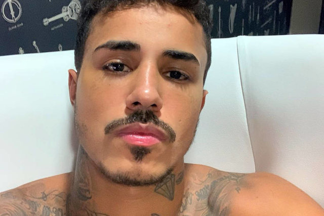 Livinho pede desculpas e diz que luta contra o racismo, após acusação de modelo negra