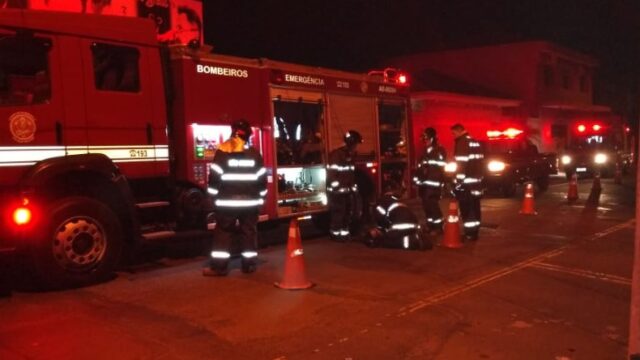 Mulher morre durante incêndio dentro de casa na noite desta segunda (29) Mulher morre durante incêndio dentro de casa na noite desta segunda (29)