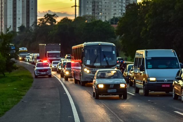 Protestos são registrados em Piracicaba, na noite desta segunda-feira (08)
