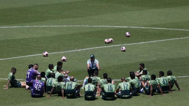 Palmeiras negocia novo corte salarial com líderes do grupo