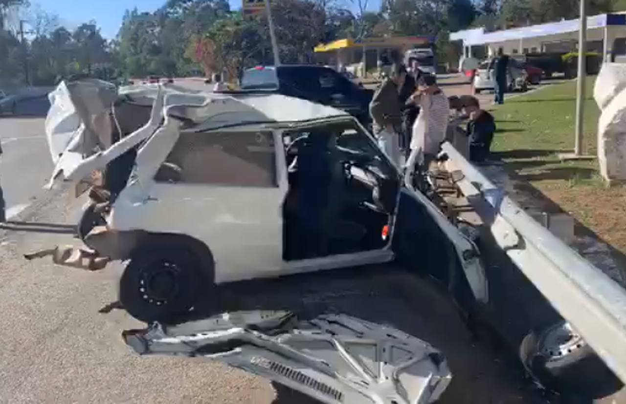 Carro fica destruído após colidir contra caminhão; veja fotos'