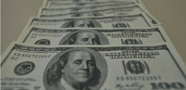 uma foto de cédulas de dólar