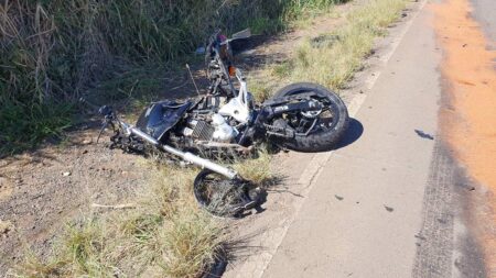 Colisão entre carro e moto deixa um morto e dois feridos em vicinal de Mombuca