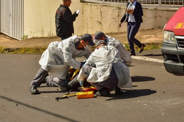 Uma foto do socorro ao motoqueiro