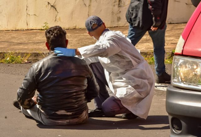 Uma foto do socorro ao motoqueiro