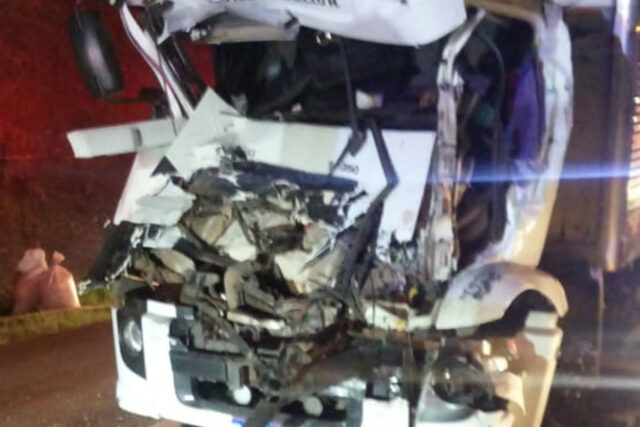 Uma foto do caminhão destruído