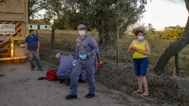 Na imagem podemos ver os bombeiros socorrendo as vítimas