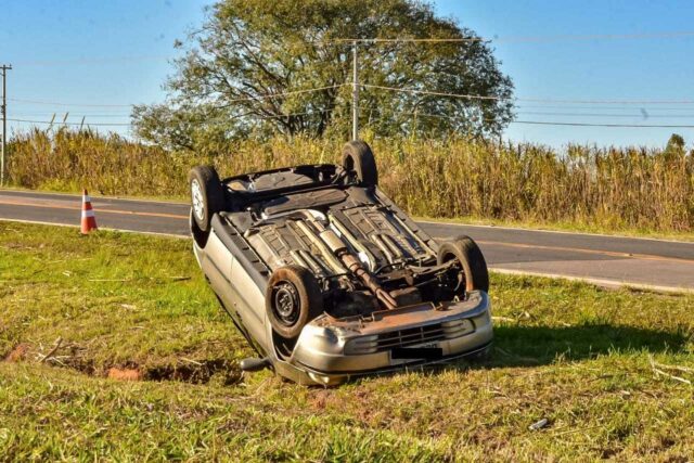 Uma foto do veículo capotado na rodovia do Ceasa, em Piracicaba Uma foto do veículo capotado na rodovia do Ceasa, em Piracicaba