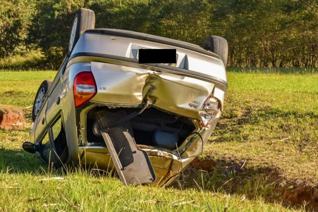 Uma foto do veículo capotado na rodovia do Ceasa, em Piracicaba Uma foto do veículo capotado na rodovia do Ceasa, em Piracicaba